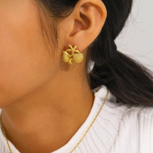 Golden starfish and seashell earring set with matching gold necklace worn by a model