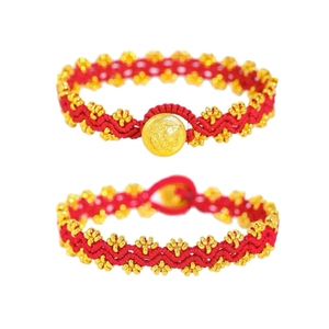 Handgewebtes rotes Seilarmband mit vergoldeten Perlen und gravierten Anhängern
