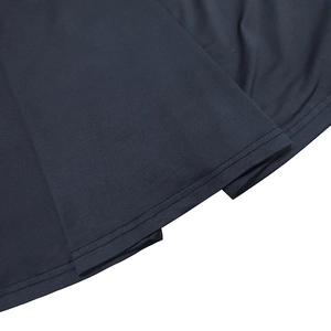 Gros plan détaillé montrant la double couture précise sur la robe de soirée bleu marine