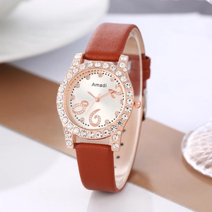 Détail de montre Amadi avec lunette en strass rose doré et bracelet en cuir marron caramel