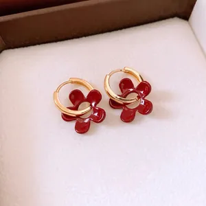 Boucles d'oreilles créoles fleurs bordeaux vintage avec finition dorée pour femme