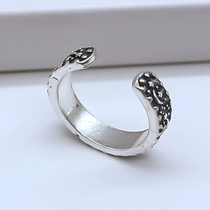 Gros plan détaillé d'une bague ajustable en argent rétro avec motifs en relief et poinçon S925