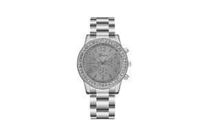 Gros plan détaillé de la montre à quartz Geneva avec lunette en strass et bracelet métal