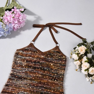 Dettaglio dell'abito corto in maglia con paillettes e scollo all'americana marrone peloso