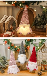 Détail de trois gnomes de Noël à paillettes avec lumières LED dans un décor chaleureux