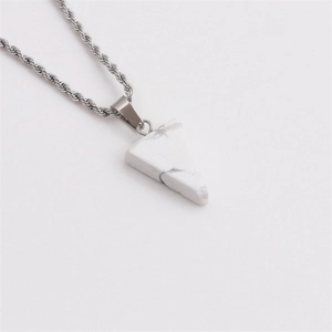 Collier minimaliste en acier inoxydable avec pendentif triangulaire en pierre blanche