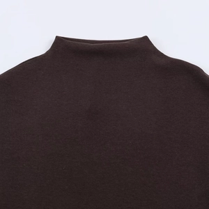 Gros plan sur la texture du tricot marron foncé avec un col montant de haute qualité