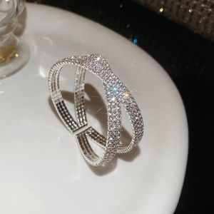 Vue détaillée du bracelet jonc croisé argenté orné de cristaux scintillants sertis