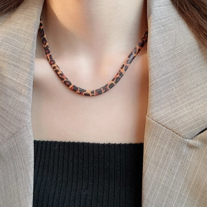 Nahaufnahme der Schlangen-Halskette mit Leopardenmuster an Model mit einem Blazer
