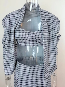 Vue détaillée d'un ensemble 3 pièces en tweed pour femme avec motif à carreaux