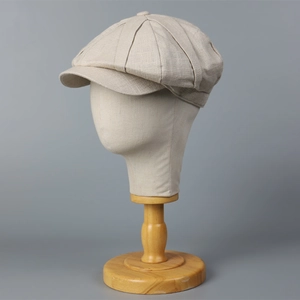 Klassische Schiebermütze aus Leinen in Beige auf einem Modellkopf im britischen Stil