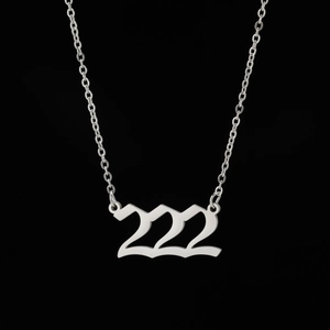 Vue macro du pendentif chiffre angélique 222 gothique en argent sur une fine chaîne en acier
