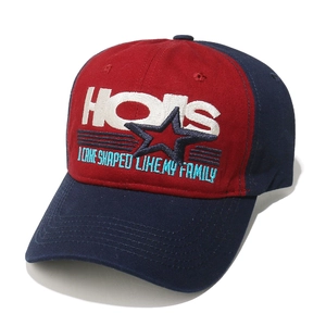 Détail de la casquette de baseball en coton rouge et bleu avec broderie HOIS et étoile