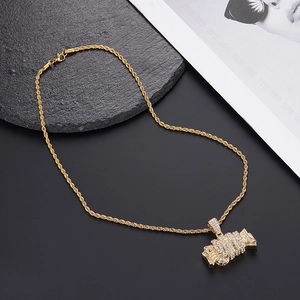 Détail de chaîne hip-hop dorée avec pendentif billet de dollar orné de strass brillants