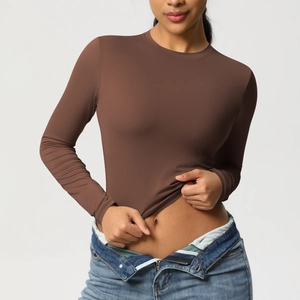 Détail du haut de yoga chocolat ajusté avec tissu élastique et col rond confortable