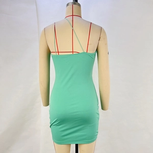 Vue détaillée de la mini-robe moulante vert menthe avec fines bretelles et dos ouvert