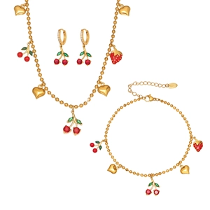Parure dorée avec pendentifs cerise et cœur comprenant collier bracelet et boucles d'oreilles