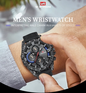 Gros plan d'une montre de sport pour homme avec lunette en carbone et bracelet en nylon