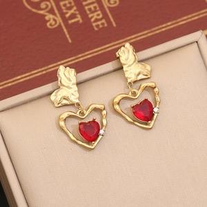 Boucles d'oreilles cœur irrégulier avec cristal rouge et placage d'or sur livres