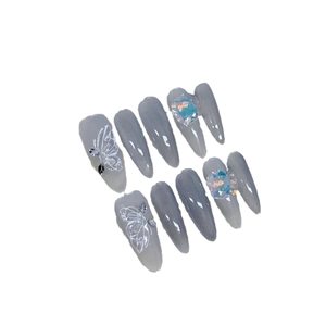 Handgemachte graublaue Katzenauge-Press-on-Nägel mit Schmetterlingen und Strass