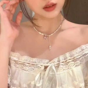 Elegante Collana con Pendente a Farfalla in Zirconia per Donna Lusso Leggero Stile Coreano Perline di Rame Placcate Argento Gioielli