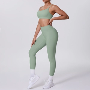Vue détaillée d'un ensemble de yoga sans couture avec brassière et legging vert grisâtre