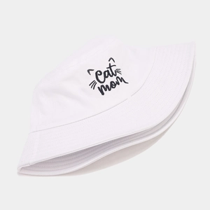 Détail de la broderie Cat Mom avec oreilles de chat sur un chapeau bob en coton blanc