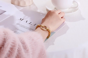 Vue lifestyle d'un bracelet doré plaqué 18 carats avec cœurs évidés et strass brillants