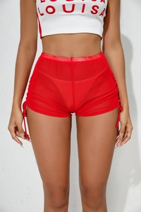 Détail du short rouge en mesh à cordon de serrage avec tissu transparent et doublure bikini