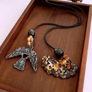 Collier Pendentif Oiseau Creux Vintage Résine Perles Corde De Cire Longue Chaîne De Pull Bijoux Style Ethnique Femmes