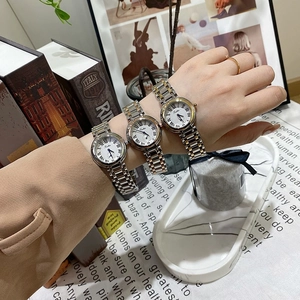 Trois montres vintage pour femmes en argent, or et or rose avec chiffres romains au poignet