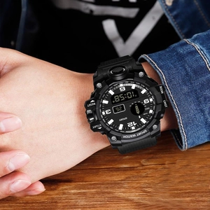 Gros plan d'une montre de sport noire à double affichage avec cadran lumineux au poignet