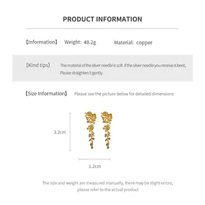 Détails des dimensions et du matériau des boucles d'oreilles fleur en or mat et argent