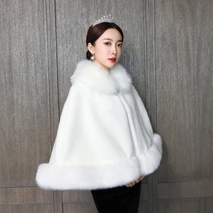 Détail d'un châle de mariée en fausse fourrure blanche avec fermoir en cristal étincelant