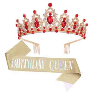 Détail de la couronne dorée aux pierres rouges et écharpe Birthday Queen scintillante