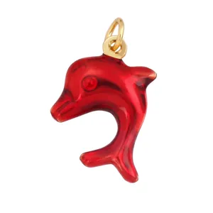 Pendentif dauphin en émail rouge de 16x25mm avec anneau de suspension doré