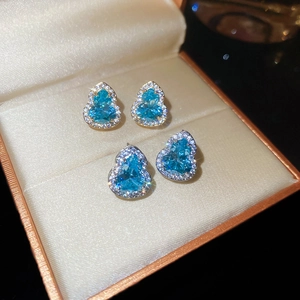 Macro de boucles d'oreilles gourde en zircon bleu ciel en différentes tailles en boîte