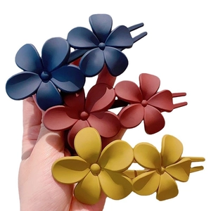 Trois pinces à cheveux fleur mat en bleu marine, rouge brique et jaune pour femmes