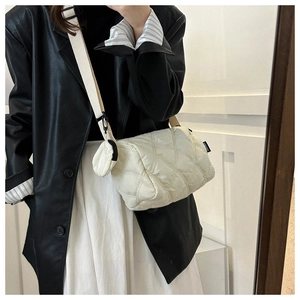 Sac nuage matelassé blanc avec large bandoulière en toile et mini porte-monnaie assorti