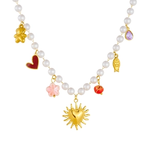 Collana di perle dorate con ciondoli a forma di orso, cuore e ciliegie su fondo bianco