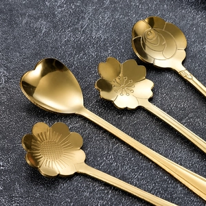 Set mit 4 goldenen Edelstahl-Kaffeelöffeln mit Kirschblüten- und Rosen-Design-Mustern