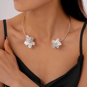 Legierung Blumen Offene Choker Halskette Metallische Strukturierte Blütenblätter Elegante Minimale Schlüsselbein Halsring
