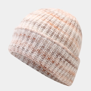 Vue détaillée du bonnet en maille épaisse avec motif tie-dye et texture brossée