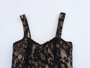 Detailansicht der schwarzen Damen-Spitze mit beigem Futter und feinem floralen Spitzenmuster