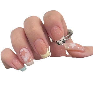 Faux ongles faits main avec pointes French colorées, motifs étoiles et imprimé vache