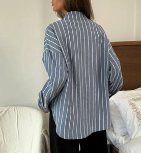 Vue arrière d'une chemise à manches longues rayée bleu et blanc avec un col polo décontracté