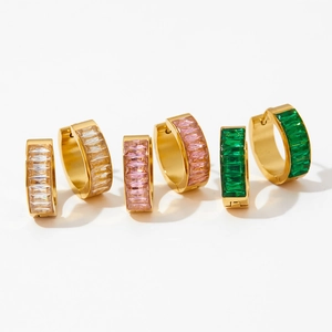 Dettaglio degli orecchini a cerchio con zirconi rettangolari oro, rosa e verde smeraldo