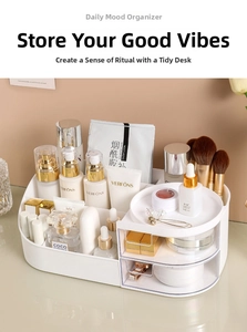 Detail eines Make-up-Organizers mit transparenten Schubladen und Lippenstift-Fächern