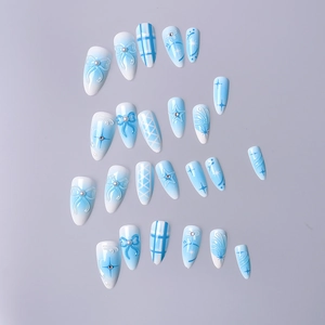 Set di 24 unghie a mandorla sfumate blu con fiocchi 3D, perle e dettagli in strass