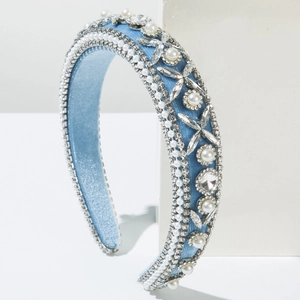 Détail du bandeau en velours bleu clair avec perles blanches et strass floraux brillants